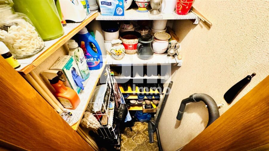 Modernisierte DHH mit Doppelgarage und 2x Carport in Traumlage inkl. Bachlauf - EG Vorratskammer